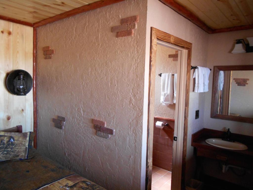 Annex Motel - Across the street - 2 PERSONS max occupancy - no extra beds